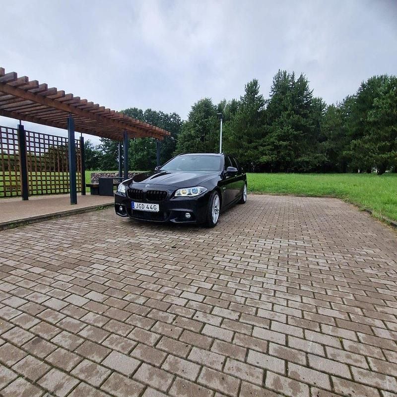 Svart Begagnad 2017 BMW 530 M Sport Kombi | 199 999 kr (Bra pris) - Bild 1/4