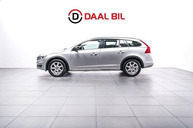 Silver Begagnad 2015 Volvo V60 CC Momentum Kombi | 189 700 kr (Marknadspris) - Bild 1/4