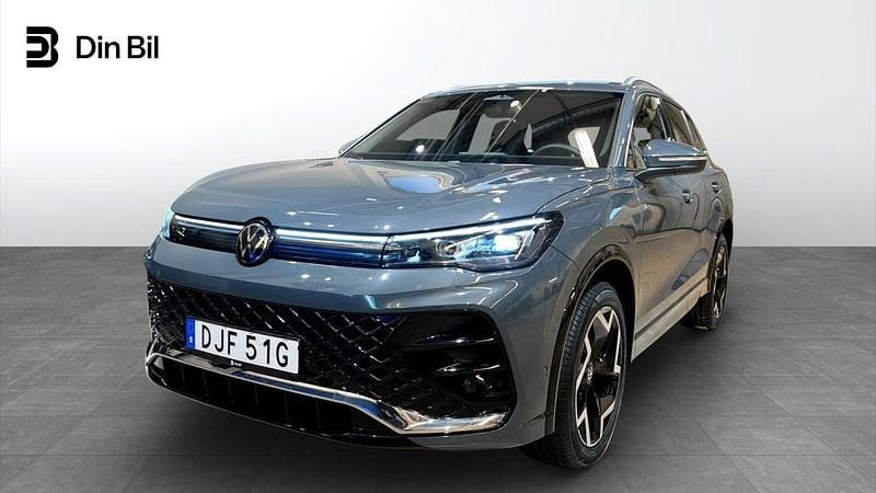 Mörkgrå Begagnad 2025 VW Tiguan R-line SUV | 469 900 kr (Marknadspris) - Bild 1/4