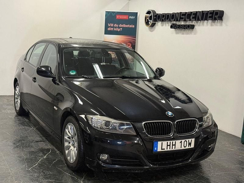 Svart Begagnad 2009 BMW 320 Comfort Edition Sedan | 59 900 kr (Bra pris) - Bild 1/4