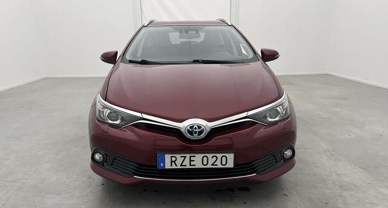 Röd Begagnad 2017 Toyota Auris Touring Sports Comfort Kombi | 110 000 kr (Superpris) - Bild 1/4