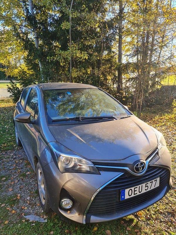 Grå Begagnad 2016 Toyota Yaris Active Halvkombi | 125 000 kr (Marknadspris) - Bild 1/4