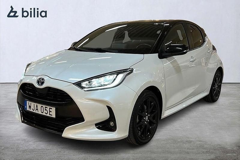 Vit Begagnad 2022 Toyota Yaris Hybrid Style Halvkombi | 239 900 kr (Marknadspris) - Bild 1/4
