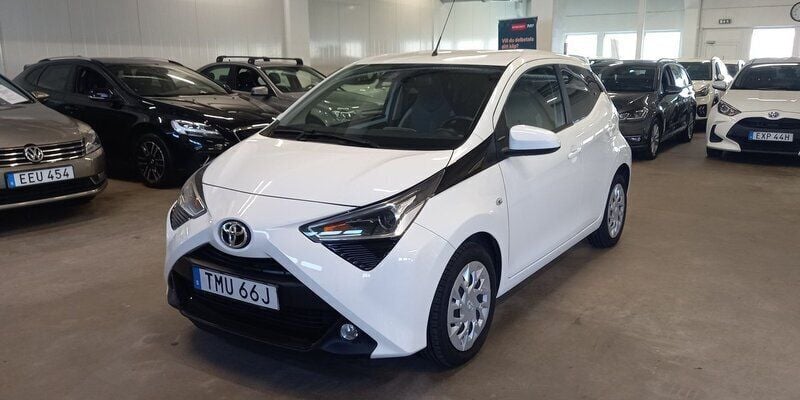 Vit Begagnad 2021 Toyota Aygo X-play Halvkombi | 135 000 kr (Marknadspris) - Bild 1/4