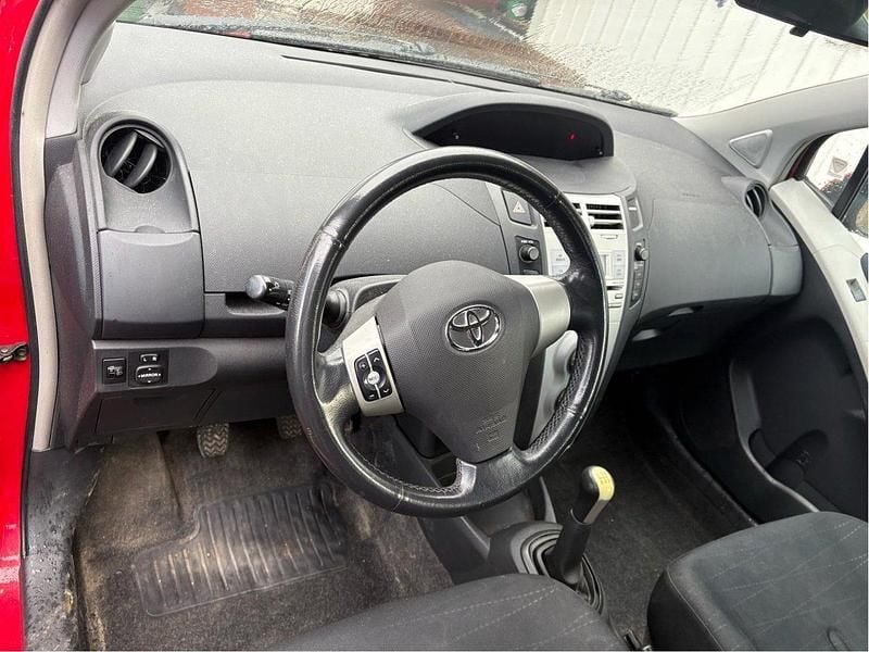 Röd Begagnad 2007 Toyota Yaris Halvkombi | 25 000 kr (Marknadspris) - Bild 1/4