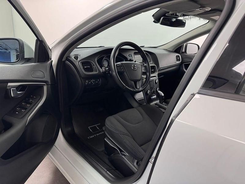 Begagnad Volvo V40 Kinetic 122 HK (89 kW) 2017 Vit Halvkombi