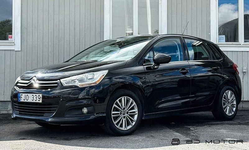 Svart Begagnad 2013 Citroën C4 Halvkombi | 58 900 kr (Marknadspris) - Bild 1/4