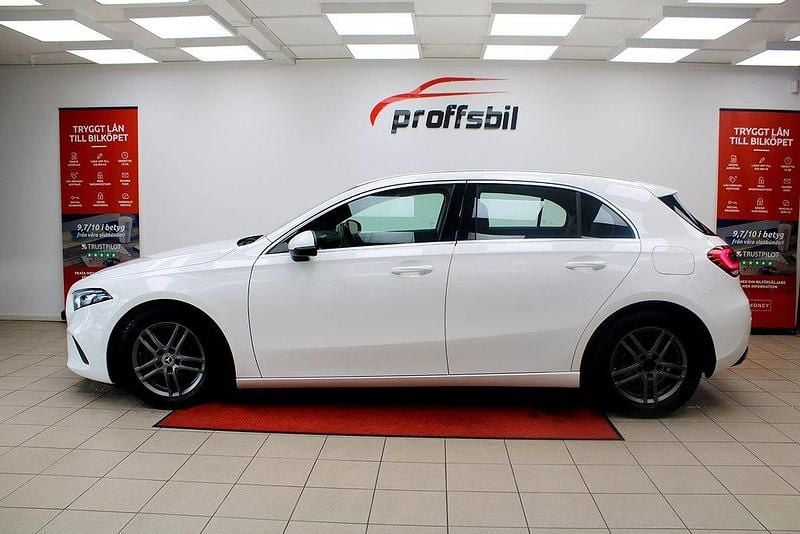 Vit Begagnad 2019 Mercedes A200 Halvkombi | 249 500 kr (Marknadspris) - Bild 1/4