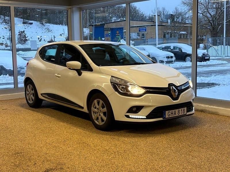 Begagnad Renault Clio IV Expression 73 HK (53 kW) 2016 Vit Halvkombi