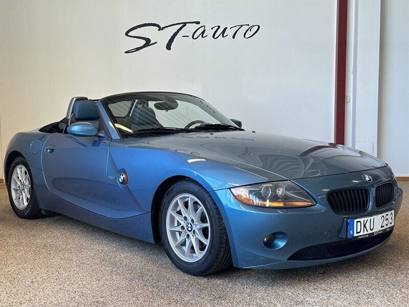 Ljusblå Begagnad 2004 BMW Z4 Cab | 139 900 kr (Marknadspris) - Bild 1/4