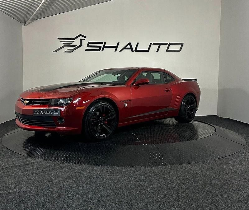 Mörkröd Begagnad 2014 Chevrolet Camaro Sportkupé | 194 900 kr (Marknadspris) - Bild 1/4