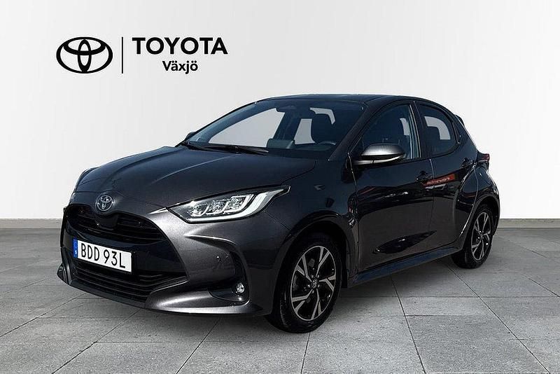 Mörkgrå Begagnad 2024 Toyota Yaris Hybrid Active Halvkombi | 259 000 kr (Lite dyr) - Bild 1/4