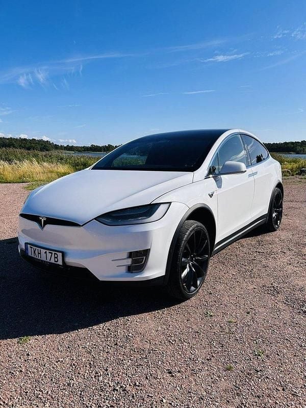 Vit Begagnad 2021 Tesla Model X Performance SUV | 569 000 kr (Marknadspris) - Bild 1/4