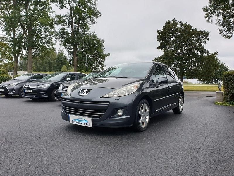 Mörkgrå (grå) Begagnad 2010 Peugeot 207 Halvkombi | 48 900 kr (Lite dyr) - Bild 1/4