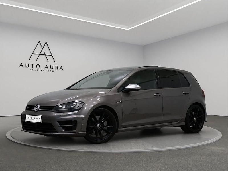 Grå (grå metallic) Begagnad 2016 VW Golf VII R Halvkombi | 229 000 kr (Marknadspris) - Bild 1/4