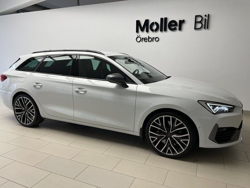 Vit (nevada white metallic) Begagnad 2022 Seat Leon Kombi | 304 000 kr - Bild 1/4