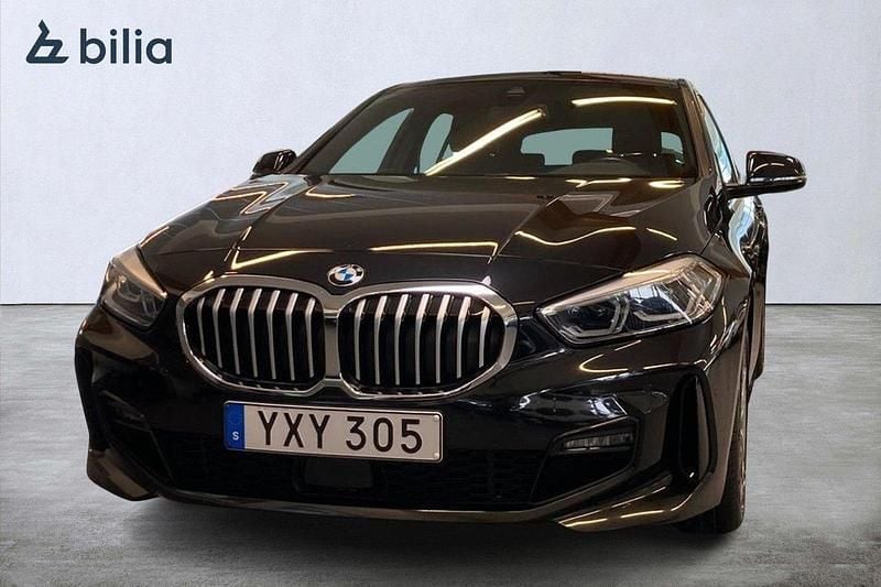 Svart Begagnad 2022 BMW 118 M Sport Halvkombi | 249 000 kr (Marknadspris) - Bild 1/4