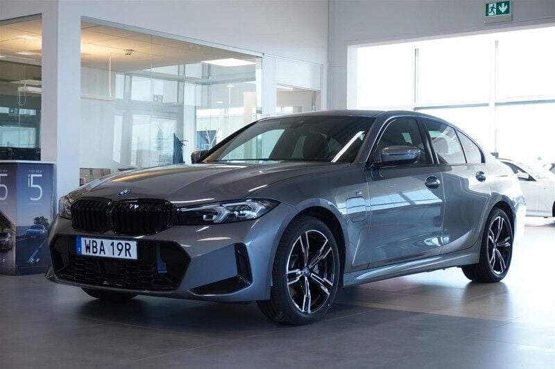 Svart Begagnad 2023 BMW 330e M Sport Sedan | 499 900 kr (Dyr) - Bild 1/4