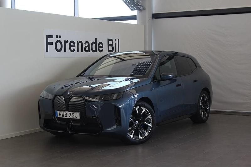 Begagnad BMW iX Comfort Edition 400 kW (544 HK) 2025 Blå SUV