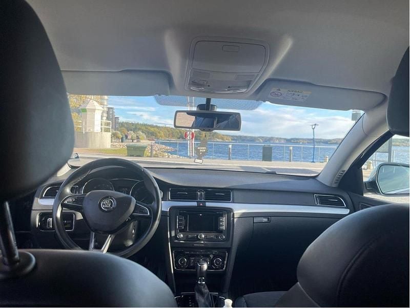 Grå Begagnad 2015 Skoda Superb Business Line Kombi | 145 000 kr (Bra pris) - Bild 1/4