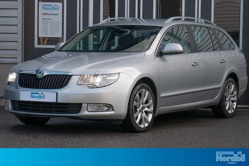 Silver Begagnad 2012 Skoda Superb Ambition Kombi | 83 800 kr (Marknadspris) - Bild 1/4