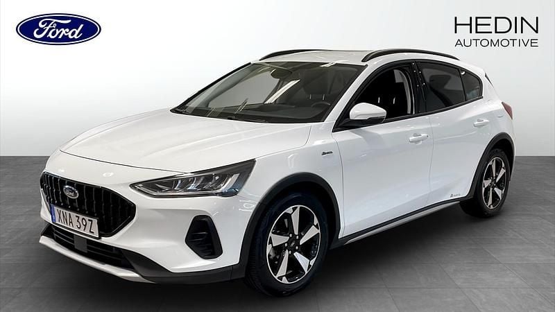 Vit (white) Begagnad 2022 Ford Focus Active Halvkombi | 219 900 kr (Marknadspris) - Bild 1/4