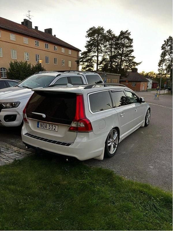 Vit Begagnad 2014 Volvo V70 Momentum Kombi | 70 000 kr (Marknadspris) - Bild 1/4