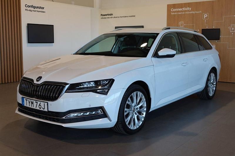 Vit Begagnad 2021 Skoda Superb Style Kombi | 209 800 kr (Bra pris) - Bild 1/3