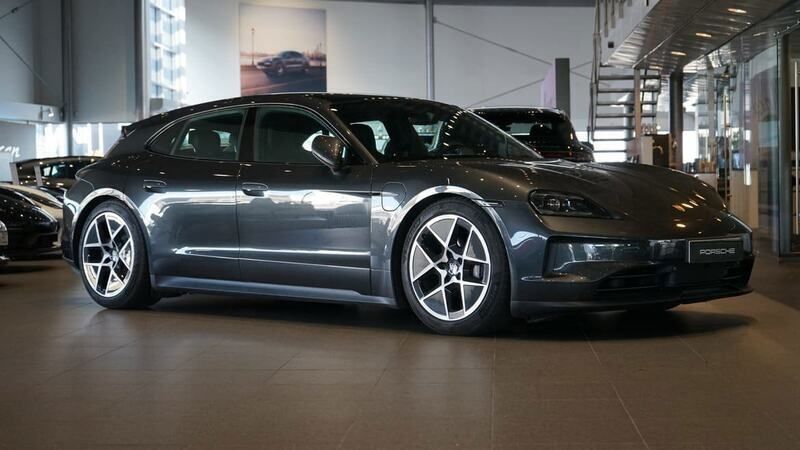 Grå Begagnad 2024 Porsche Taycan Sport Turismo Sedan | 999 000 kr - Bild 1/4