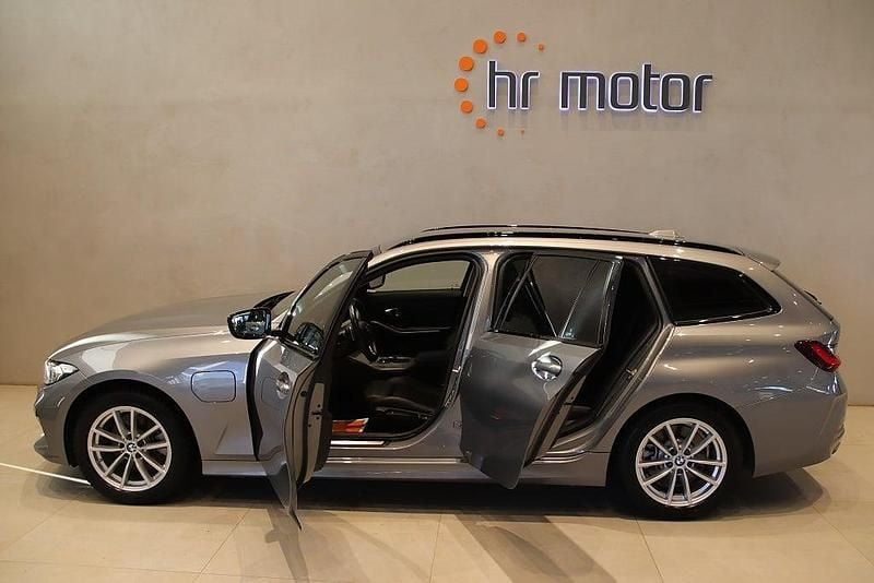 Begagnad BMW 330e 184 HK (135 kW) 2023 Grå Kombi
