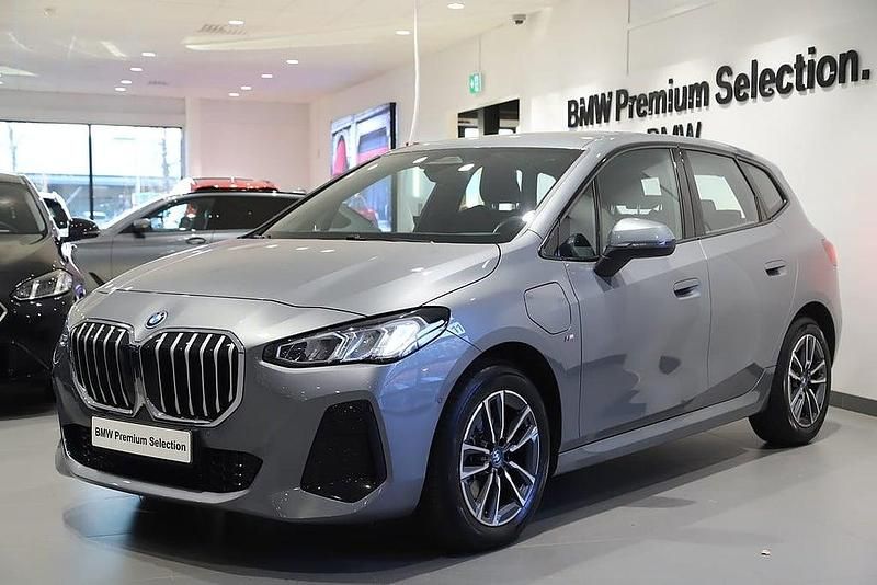 Grå Begagnad 2025 BMW 225 M Sport Kombi | 399 000 kr (Marknadspris) - Bild 1/3