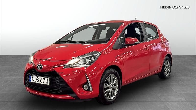 Röd (red) Begagnad 2019 Toyota Yaris Halvkombi | 124 900 kr (Marknadspris) - Bild 1/4
