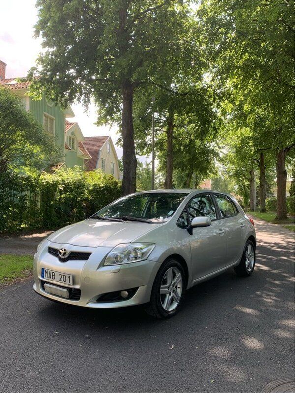 Silver Begagnad 2007 Toyota Auris Halvkombi | 50 000 kr (Marknadspris) - Bild 1/4