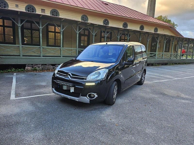 Svart Begagnad 2014 Citroën Berlingo Minibuss | 76 000 kr (Marknadspris) - Bild 1/4