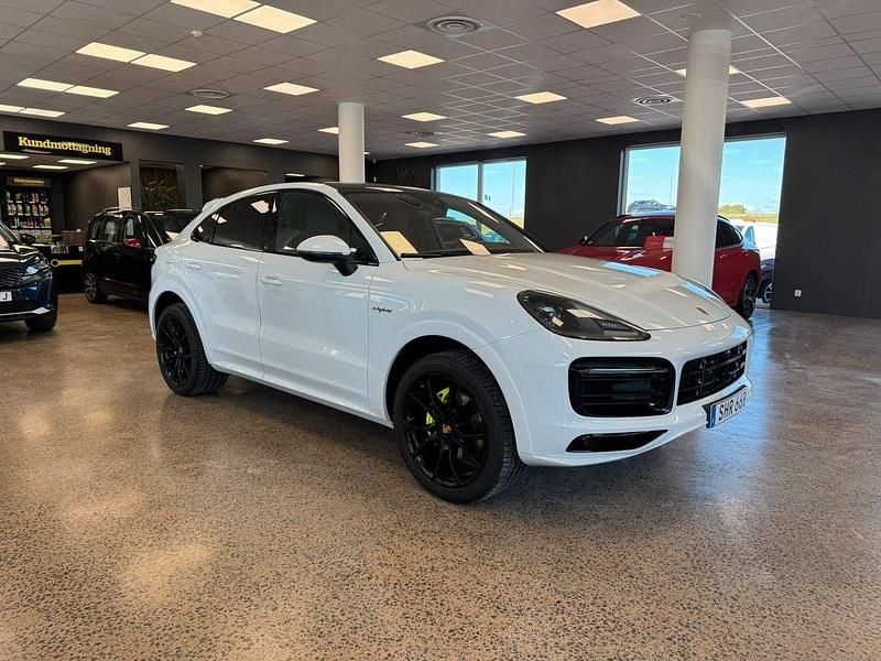 Vit Begagnad 2022 Porsche Cayenne Platinum Edition SUV | 869 900 kr (Marknadspris) - Bild 1/4