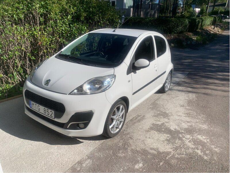 Vit Begagnad 2013 Peugeot 107 Halvkombi | 60 000 kr (Marknadspris) - Bild 1/4