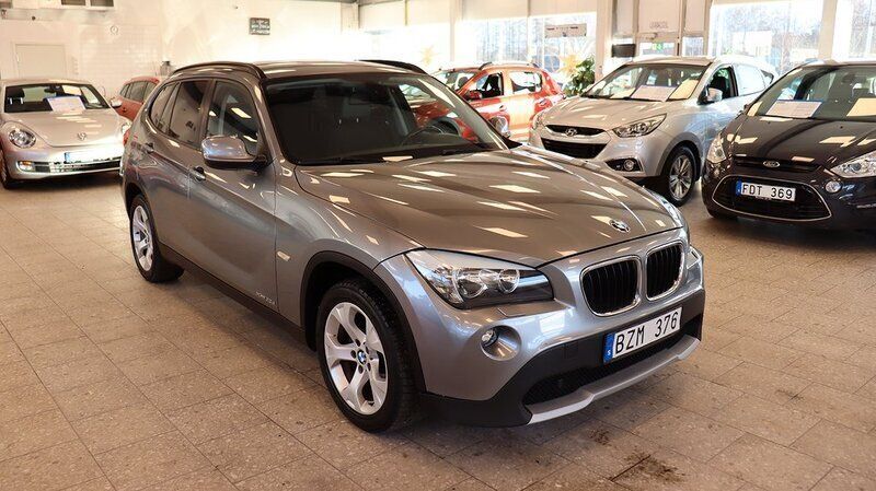 Grå Begagnad 2010 BMW X1 SUV | 79 900 kr (Lite dyr) - Bild 1/4