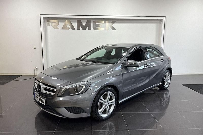 Mörkgrå Begagnad 2013 Mercedes A180 Urban Halvkombi | 119 000 kr (Lite dyr) - Bild 1/4