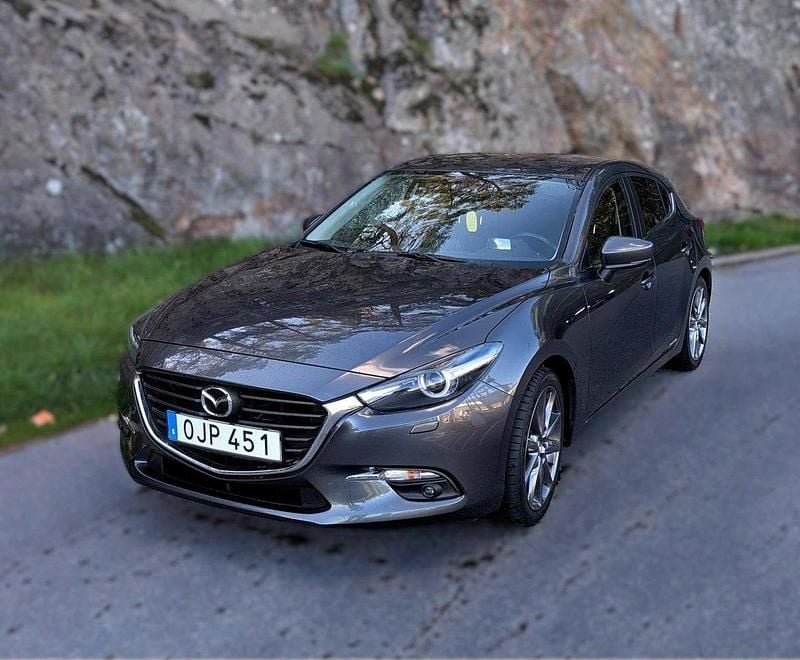 Grå Begagnad 2017 Mazda 3 Inclusive Halvkombi | 139 000 kr (Superpris) - Bild 1/4