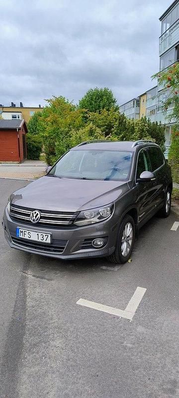 Grå Begagnad 2013 VW Tiguan Sportline SUV | 118 000 kr (Marknadspris) - Bild 1/4