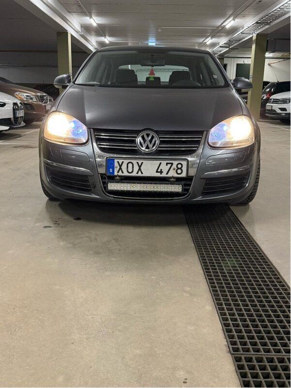 Grå Begagnad 2006 VW Jetta Comfortline Sedan | 50 000 kr (Bra pris) - Bild 1/4