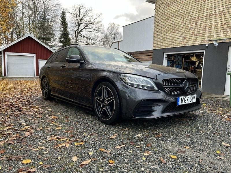 Grå Begagnad 2020 Mercedes C220 AMG line Kombi | 235 000 kr (Marknadspris) - Bild 1/4