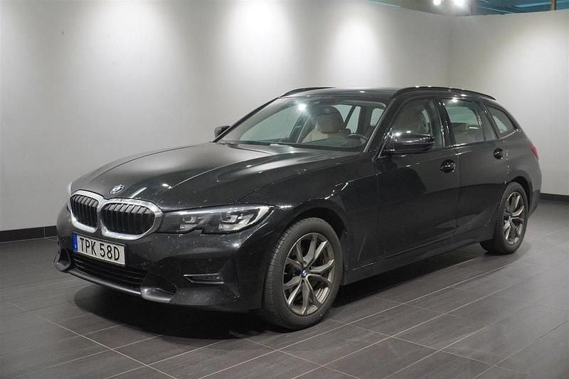 Svart Begagnad 2019 BMW 320 Shadowline Kombi | 289 000 kr (Marknadspris) - Bild 1/2