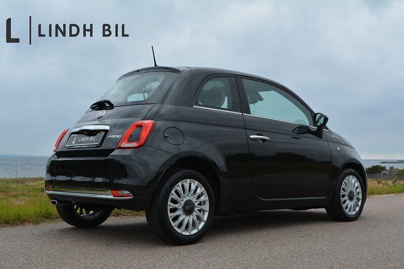 Svart (cinema black metallic) Begagnad 2022 Fiat 500 Dolcevita Halvkombi | 129 900 kr (Marknadspris) - Bild 1/3