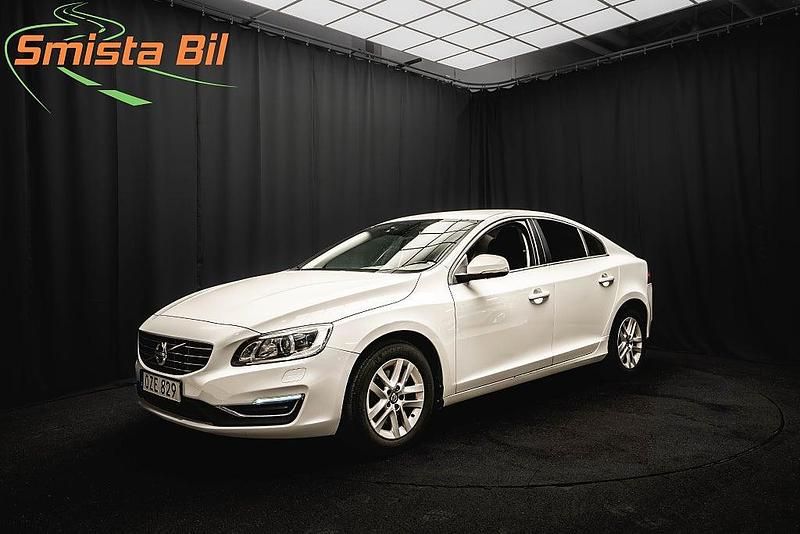 Vit Begagnad 2015 Volvo S60 Sedan | 149 700 kr (Marknadspris) - Bild 1/3