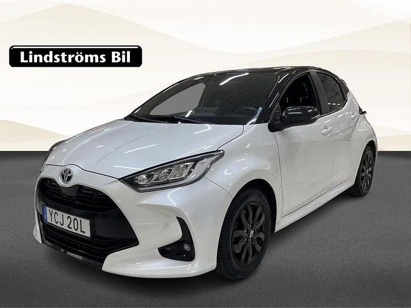 Vit Begagnad 2022 Toyota Yaris Hybrid Style Halvkombi | 219 900 kr (Marknadspris) - Bild 1/3