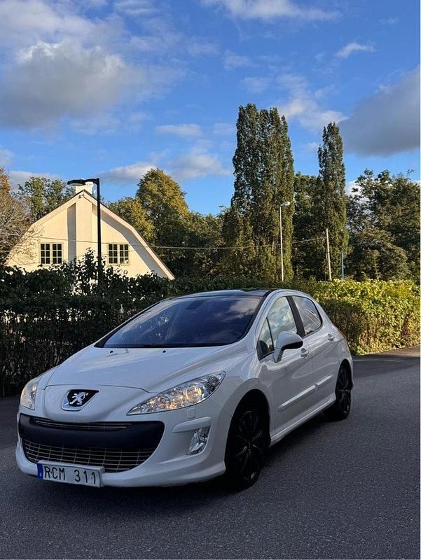 Vit Begagnad 2010 Peugeot 308 Halvkombi | 39 800 kr (Bra pris) - Bild 1/4