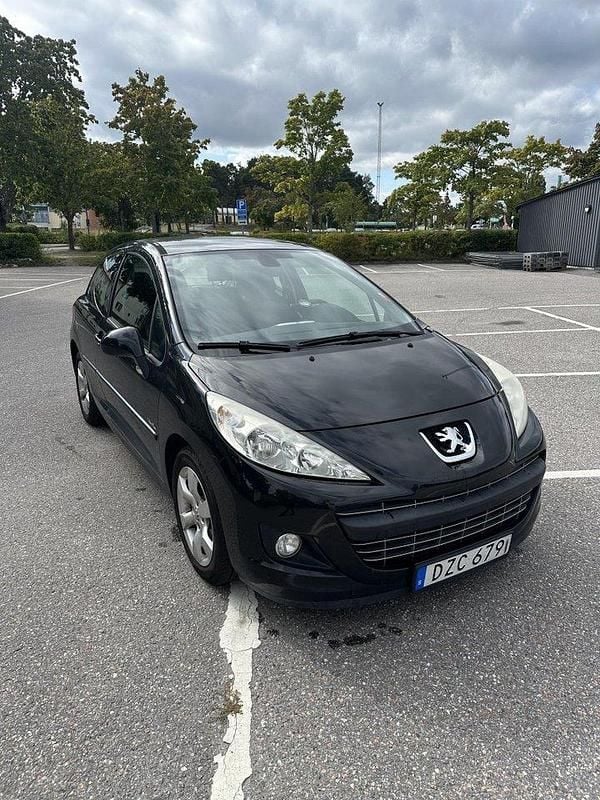 Svart Begagnad 2011 Peugeot 207 Halvkombi | 37 000 kr (Marknadspris) - Bild 1/4
