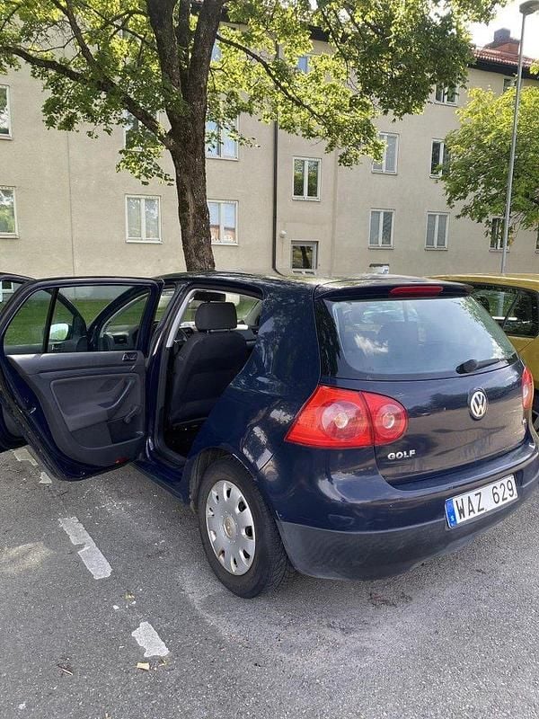 Blå Begagnad 2005 VW Golf IV Trendline Halvkombi | 26 999 kr (Marknadspris) - Bild 1/4