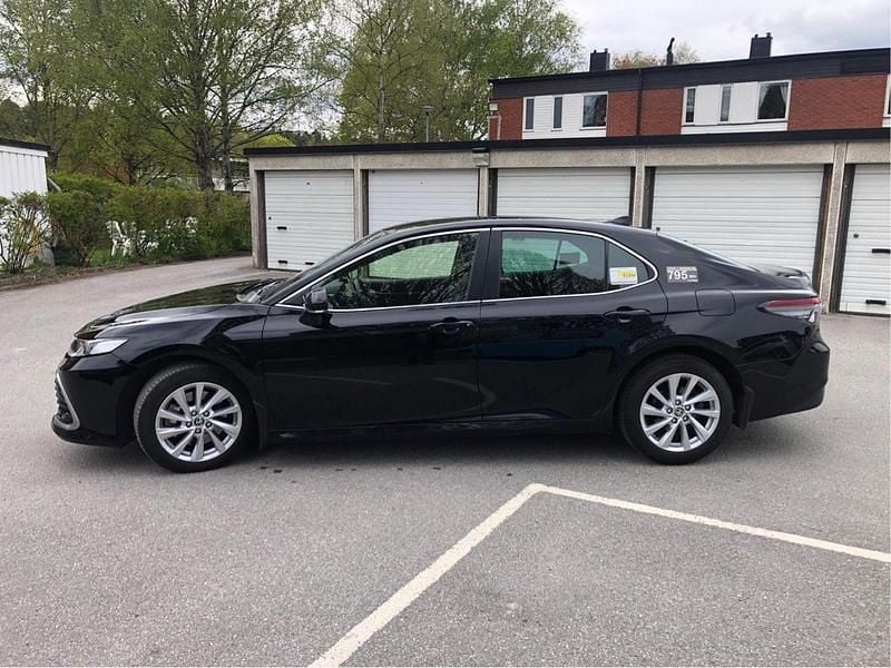 Svart Begagnad 2024 Toyota Camry Hybrid Executive Sedan | 349 000 kr (Marknadspris) - Bild 1/4